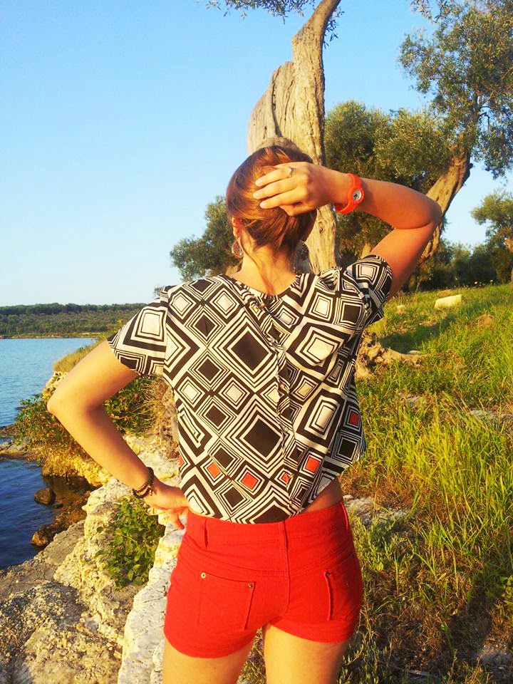 lepazzeraimondoalsud elisa raimondo lago di Varano rosso dietro shorts hip hop