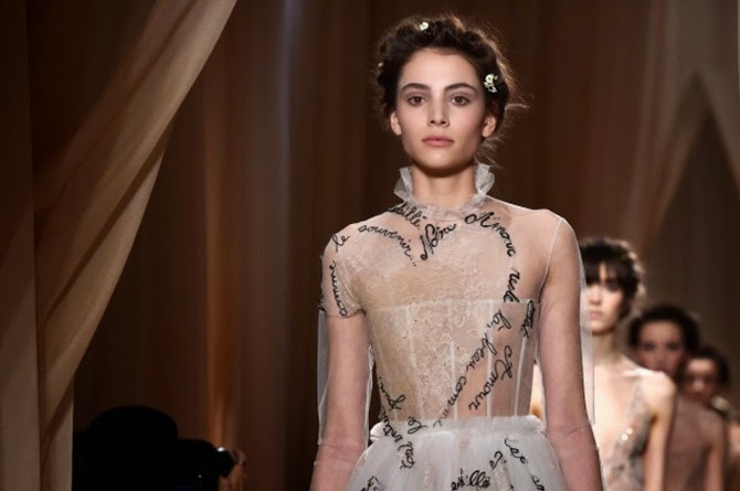 Valentino haute couture parigi prevert amore parole abito