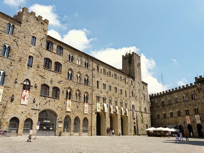 Volterra-palazzi_piazza_dei_priori5