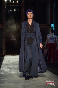 Torino Fashion Week Maria Teresa Grilli donne blu velluto turbante
