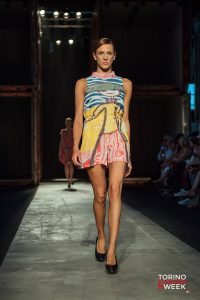 Torino Fashion Week Aline Sanches sfilata pittura colori tele moda tutina