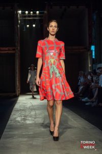 Torino Fashion Week Aline Sanches sfilata pittura colori tele moda vestito rosso