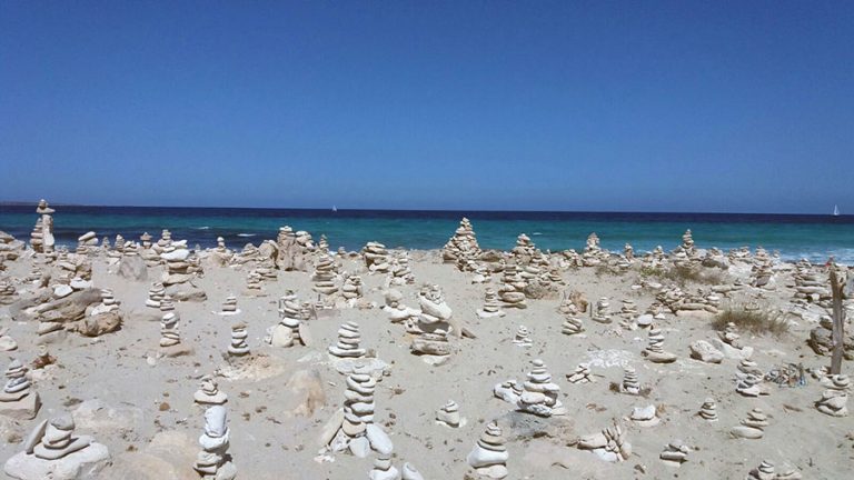 Ses Illetes Formentera mare cristallino blu estate spiaggia isola pietre arte