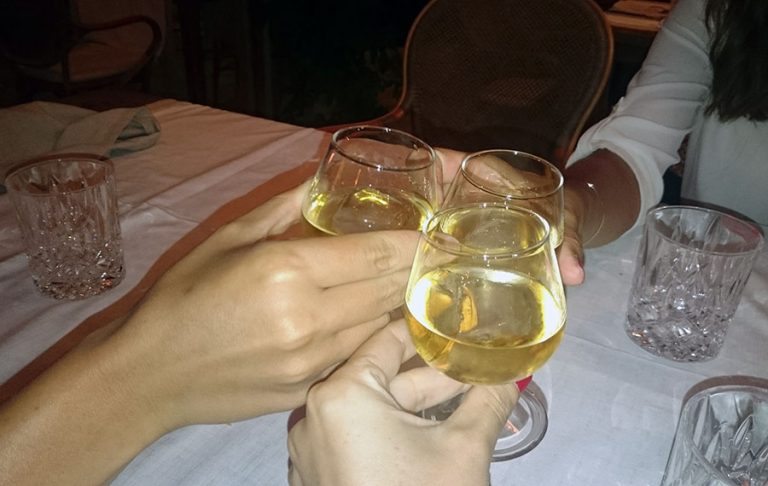 Sant Francesc Xavier Formentera Ca Na Joana ristorante design architettura brindisi vino bianco