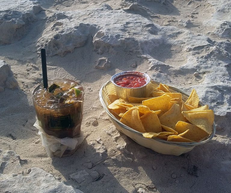 Es Calò Formentera Piratabus bar mojito aperitivo nachos