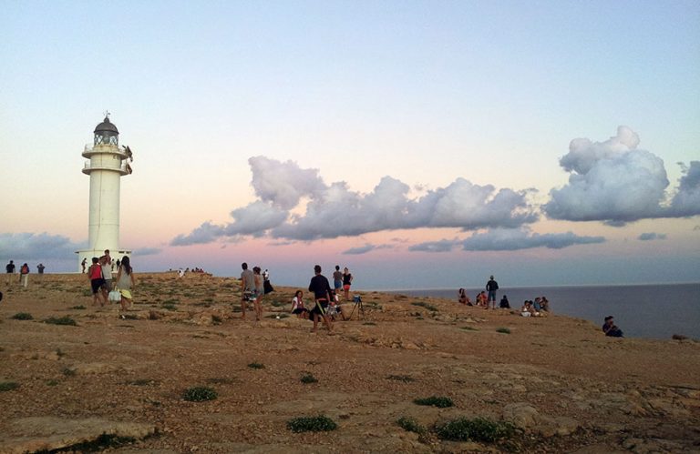 Faro Cap de Barbaria Formentera a picco sul mare estate scogliere
