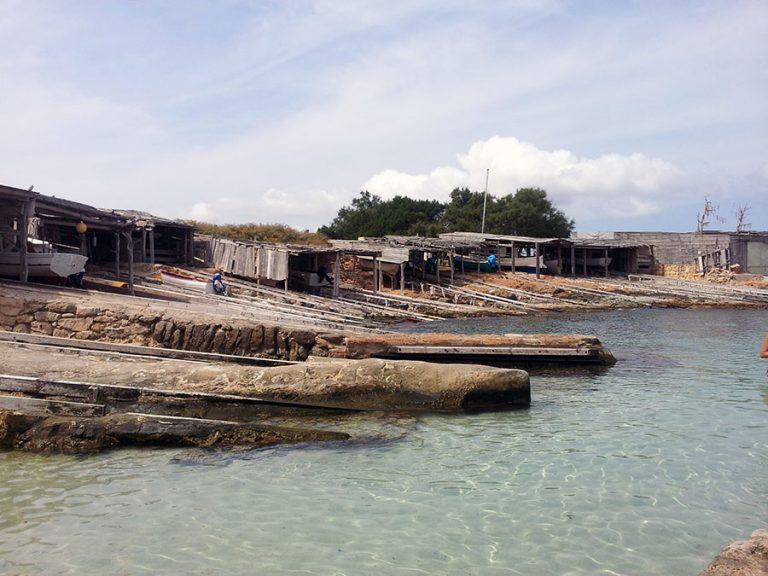 Calò Sant Augustì Formentera barche caletta pescatori mare cristallino