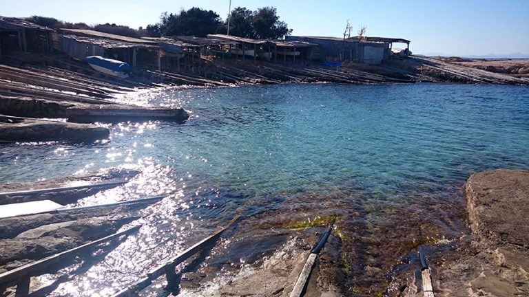 Formentera Calò Sant Augustì mare Spagna barche pescatori estate