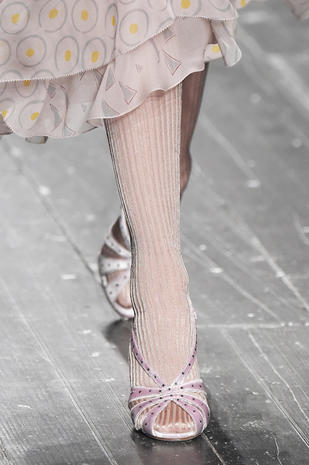 Valentino sfilata autunno inverno 2016 2017 sandali e calze ton sur ton