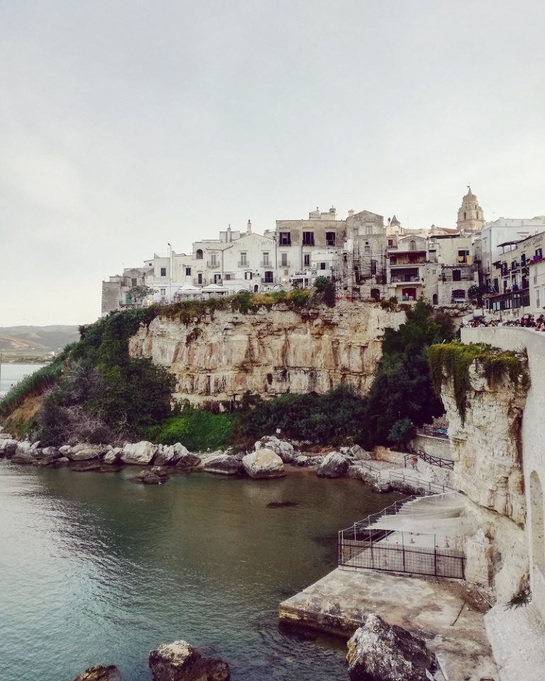 Vieste Puglia Italia viaggio mare case bianche