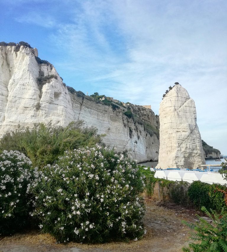 Vieste Puglia Italia viaggio mare Pizzomunno monolite roccia calcarea